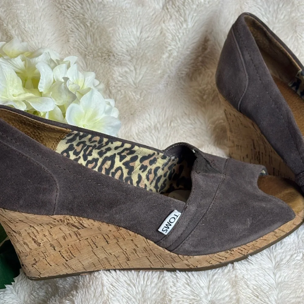 TOMS Women's Taupe Suede Wedges size 9